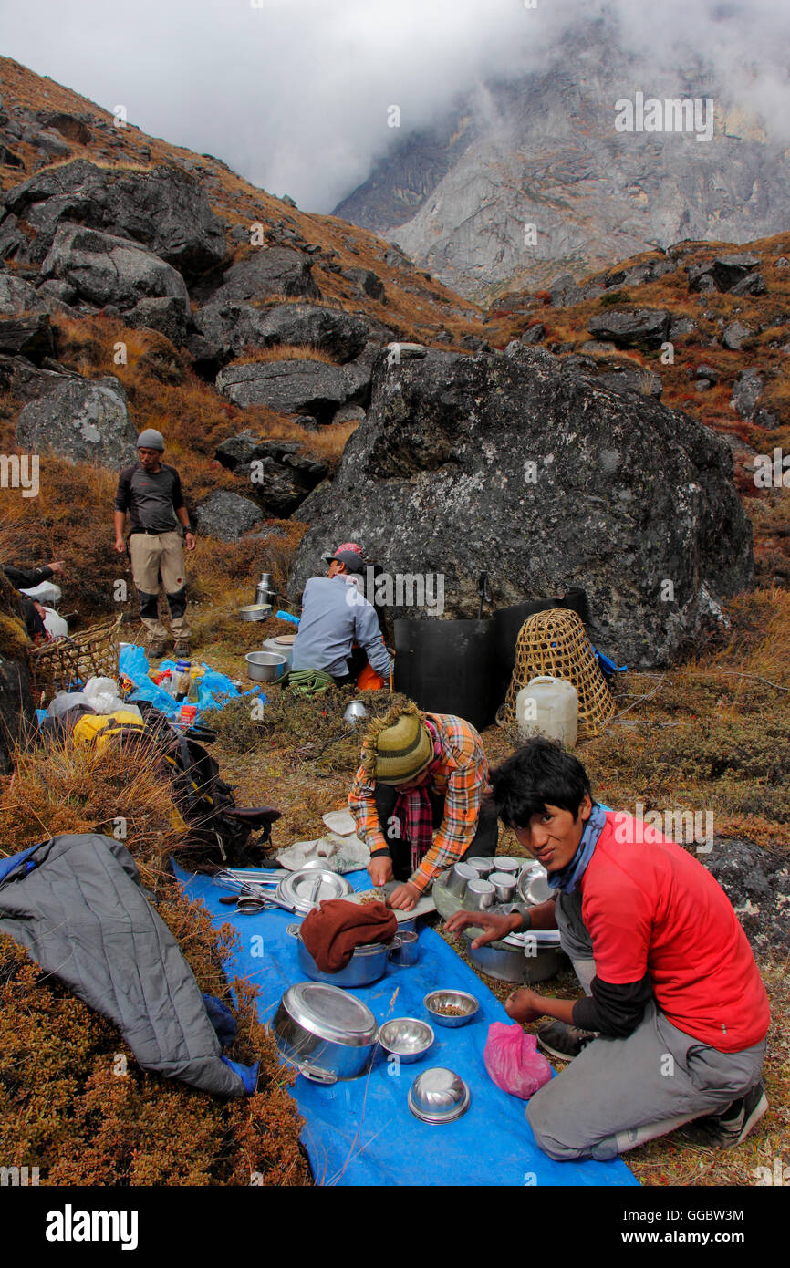 Sherpa, die Zubereitung von Speisen / Mittagessen unterwegs - Mera Peak Stockfoto