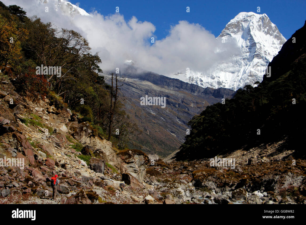 Blick auf Kusom Khangkaru (Charpata Heiligen Berg) - Tangnag-Hinku Tal - unterwegs in den Schatten gestellt Kletterer im Tal Stockfoto