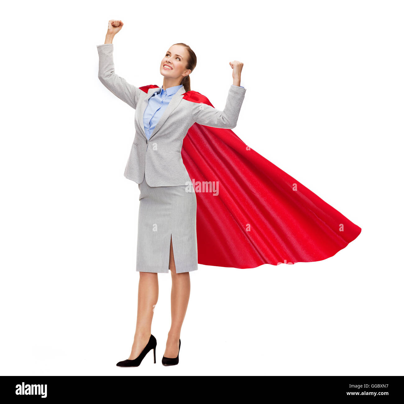 junge lächelnde Geschäftsfrau in roten Superhelden Kap Stockfoto