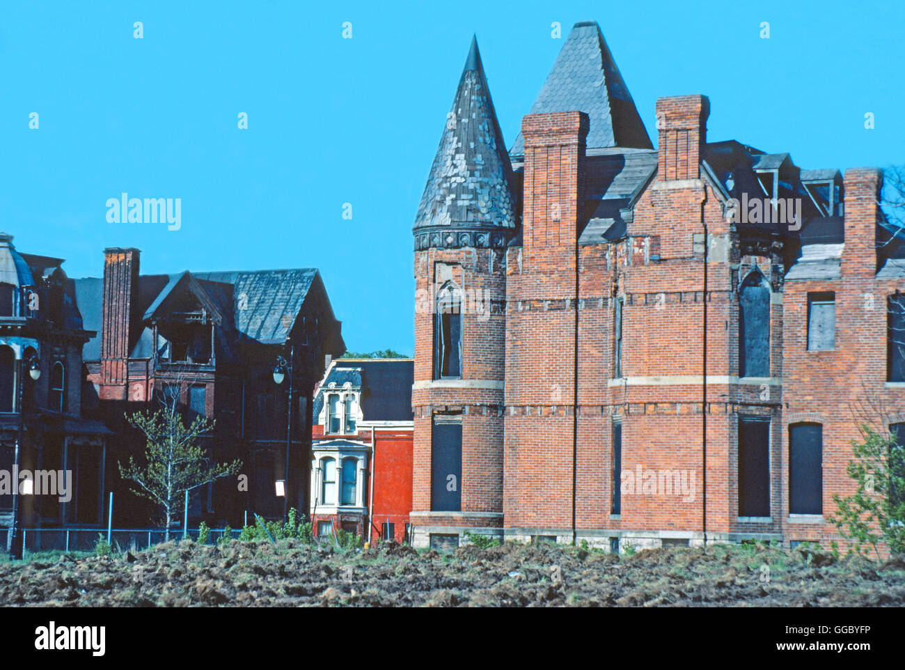 Detroit Bürste Park verbleibenden viktorianischen Häusern und Baulücken. Stockfoto