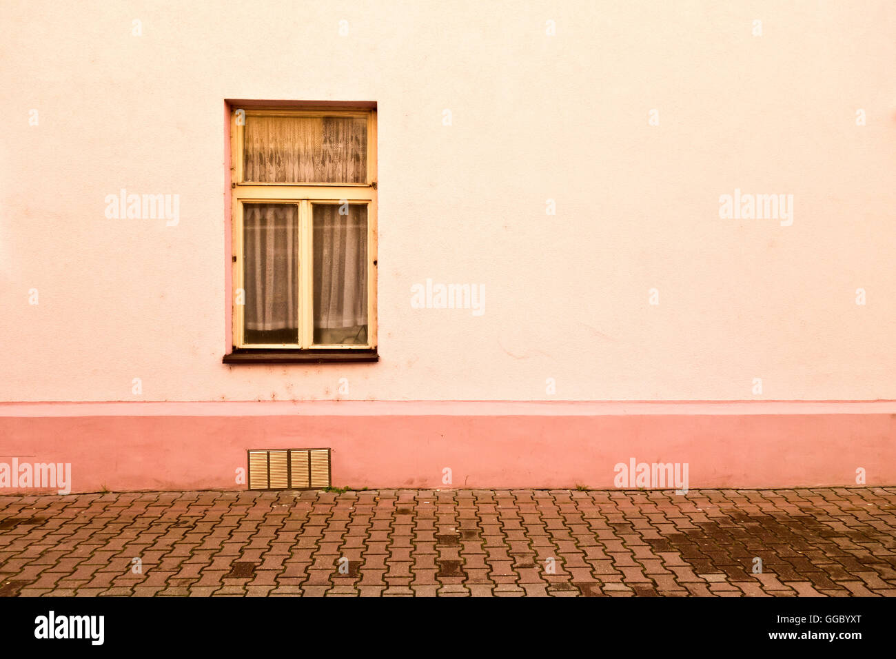 Rosa Wand und Fenster Stockfoto