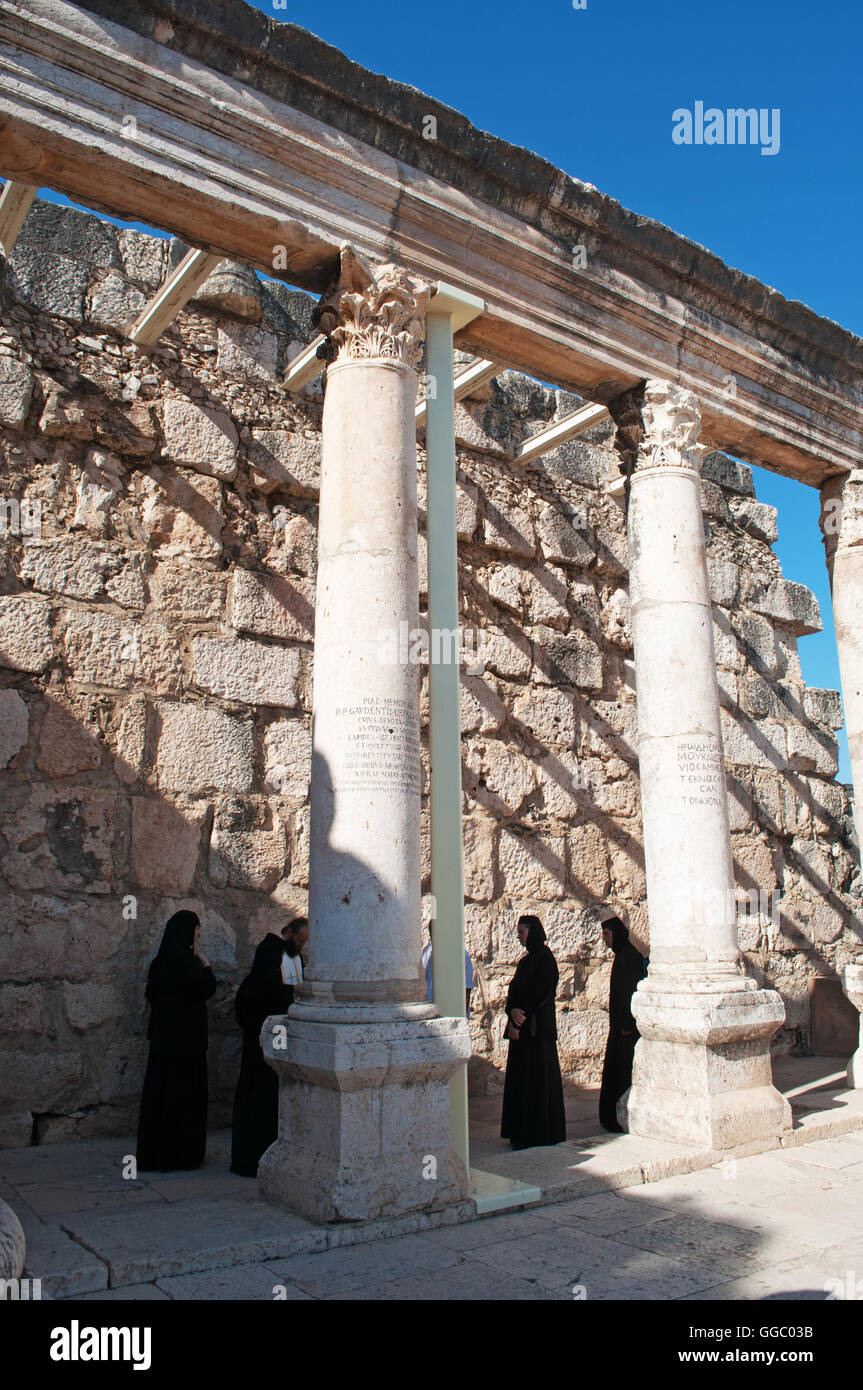 Israel: Orthodoxe Juden beten auf den Ruinen der Synagoge von Kafarnaum, unter der ältesten Synagogen der Welt Stockfoto