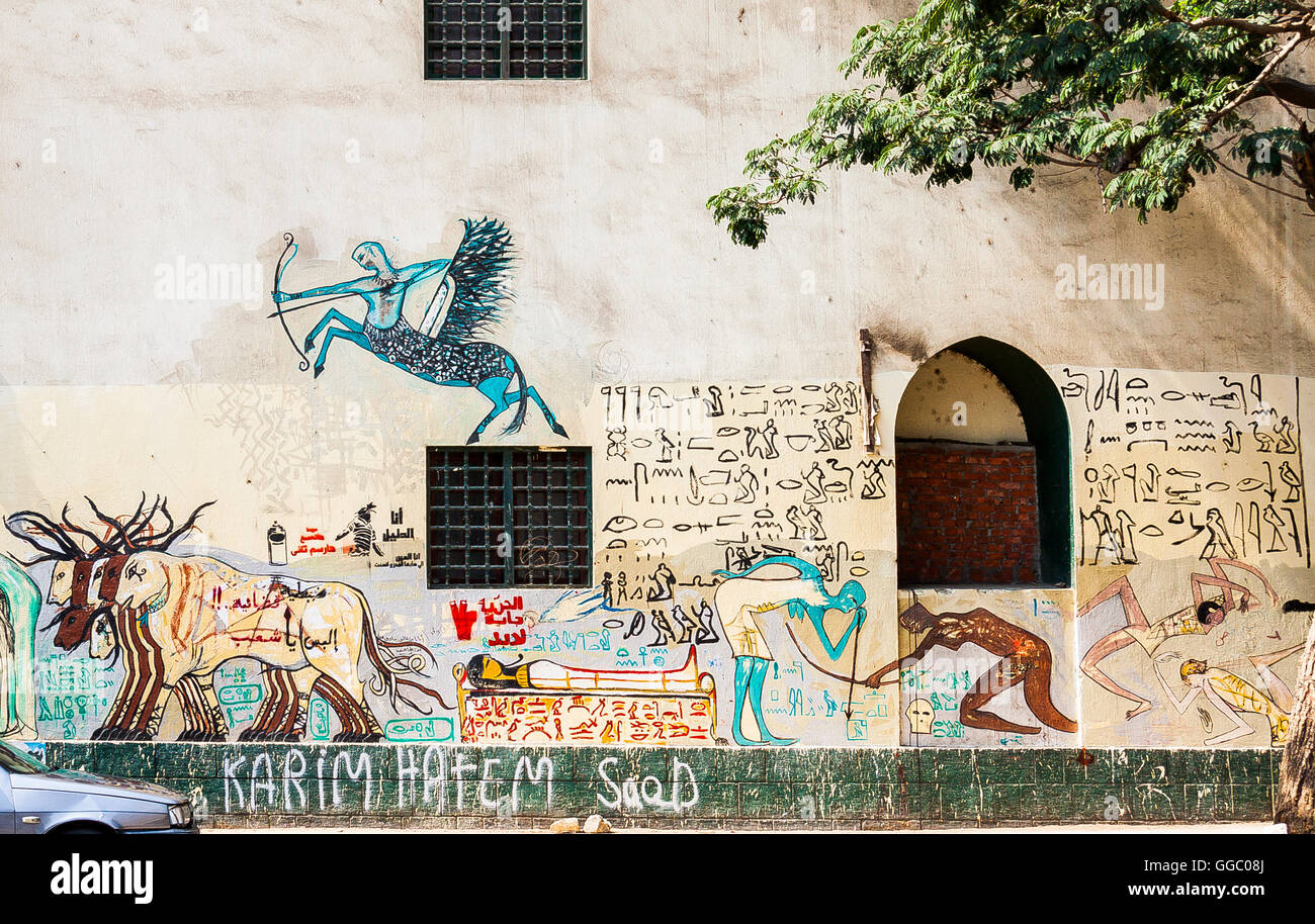 Ägypten, Kairo, Graffiti der Revolution. Inspiriert von ägyptischen Altertümern, die 7 Hathor Kühe, ein Zentaur, eine Mumie. Stockfoto