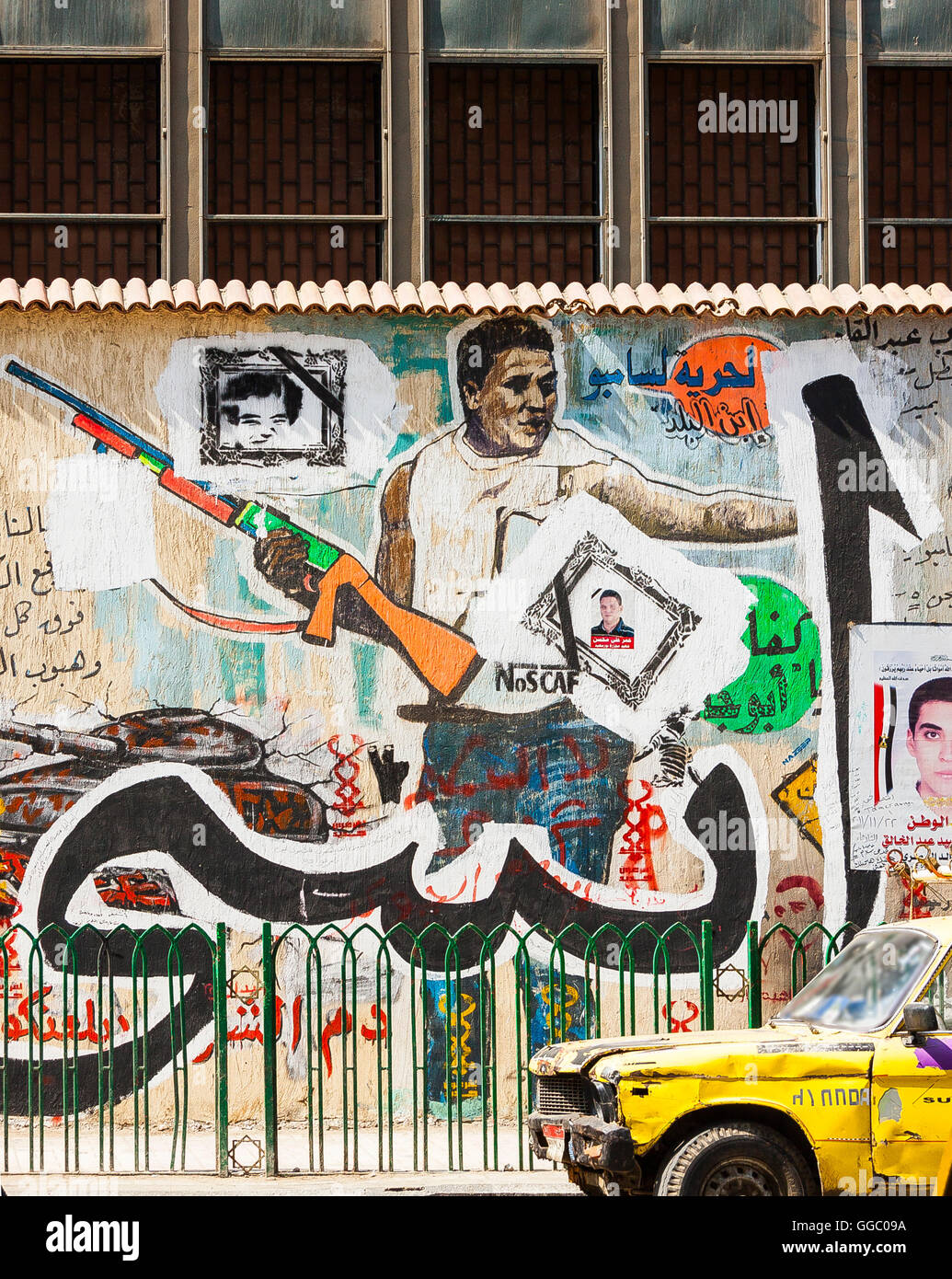 Ägypten, Kairo, Graffiti der ägyptischen Revolution Sambo, ein Held der Revolution nahm eine Gewehr aus der Hand eines Soldaten. Stockfoto