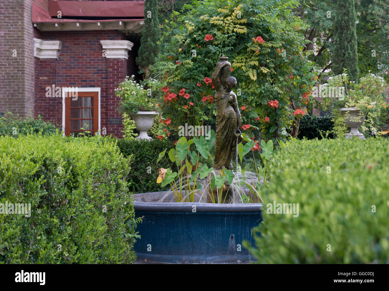 Private Gartenanlage mit Springbrunnen in Savannah, Georgia. Stockfoto