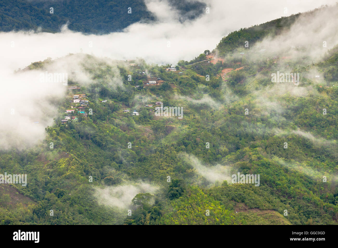 Hochland in ländlicher Umgebung im Norden von Sabah, Malaysia Borneo, Regenwald und misty Cloud Stockfoto