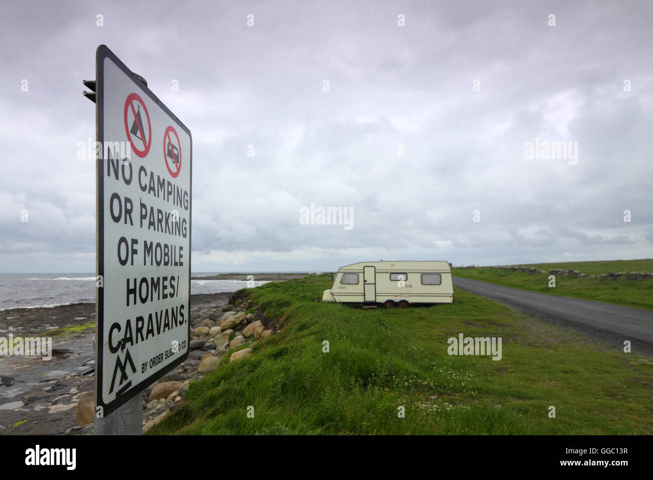 Illegal abgestellten Wohnwagen in einem kein Campingplatz, Easky, County Sligo, Irland Stockfoto