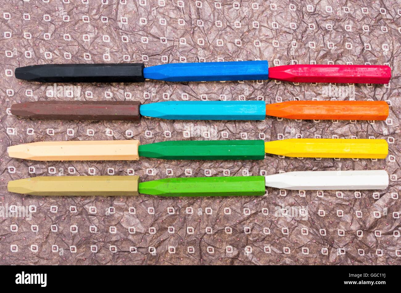 Öl-Buntstifte mit Bright Farben hautnah auf einem Papierbogen dekorieren Stockfoto
