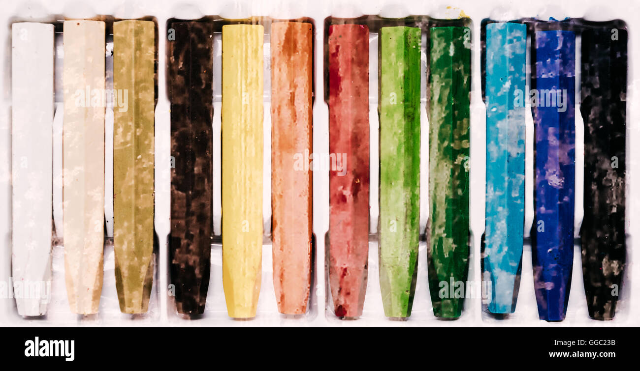 Öl-Buntstifte mit Bright Farben hautnah auf einem Papierbogen dekorieren Stockfoto