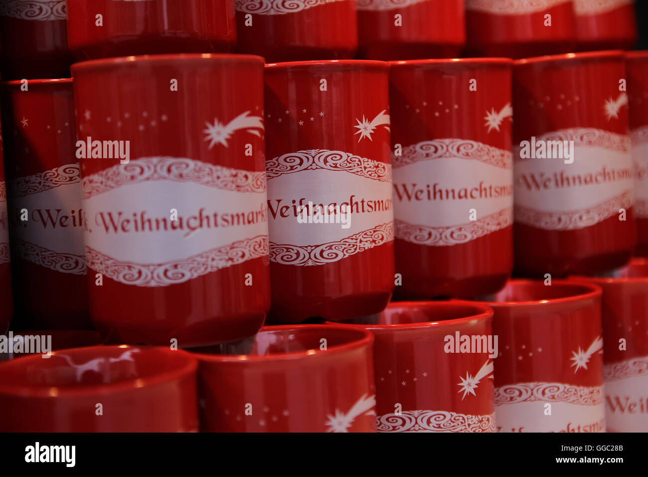 Weihnachtsmarkt, ist ein Zusammenhang mit der Feier des Weihnachtsfestes in den vier Wochen der Adventszeit Straßenmarkt. Weihnachtsmarkt-Becher auf einem Weihnachtsmarkt in Wien, Österreich. Stockfoto