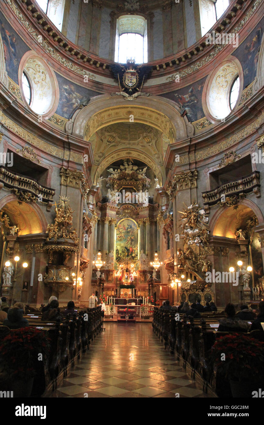 Peterskirche (Englisch: St.-Petri Kirche) ist eine barocke römisch-katholische Pfarrkirche in Wien, Österreich. Es wurde 1970 von Erzbischof Vienna Franz Cardinal König den Priestern des Opus Dei übertragen. Stockfoto