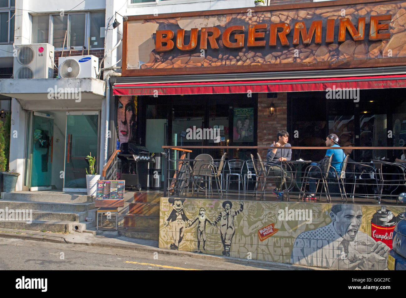 Im Freien essen in Seoul Bezirk von Haebangchon Stockfoto