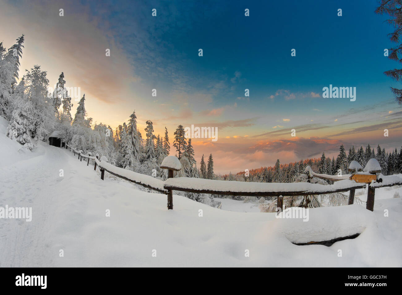Schönen Winter Sunrise Foto im polnischen Beskiden - Rogacz Hügel. Blick auf Berg Skrzyczne. Stockfoto
