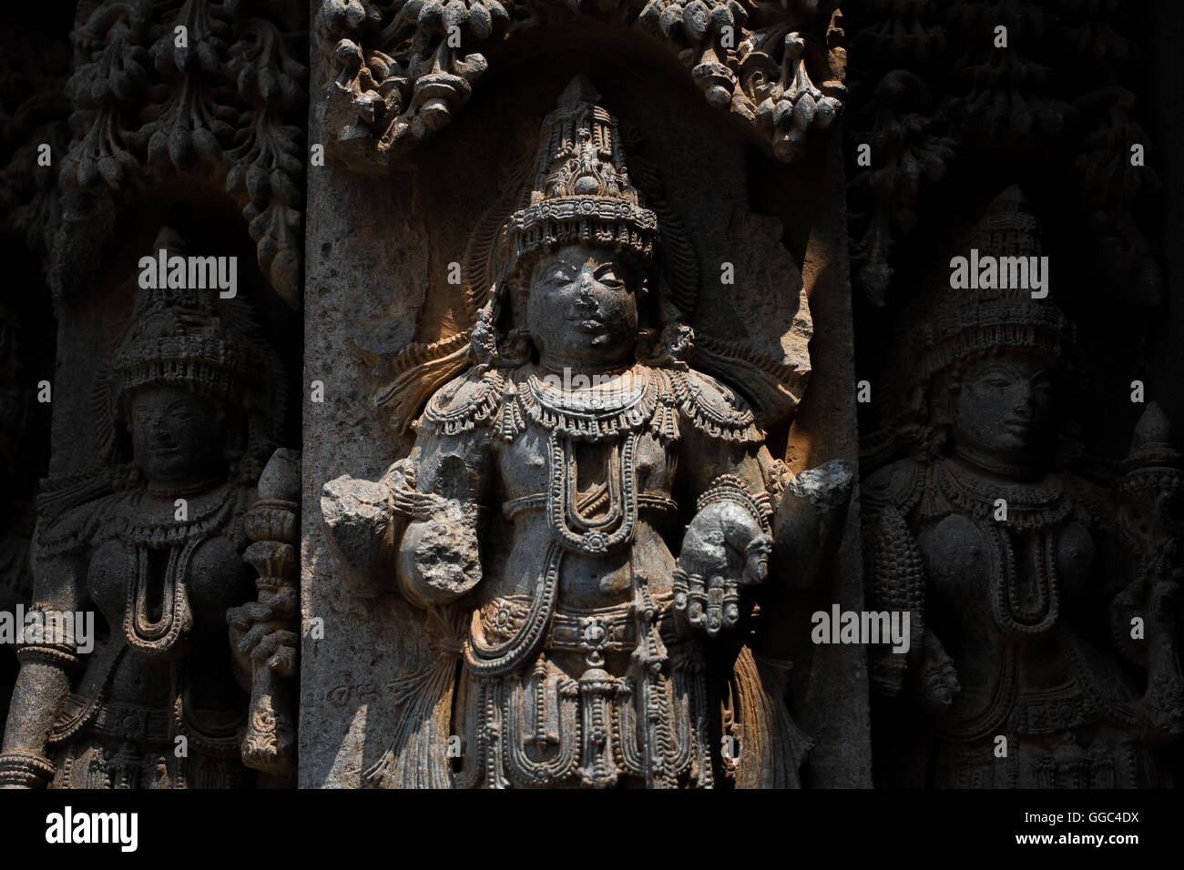 Abgerissen - jede Skulptur in den Wänden der Hoysaleswara Tempel ist einzigartig und wunderschön geschnitzt. Dorasamudra Indien Stockfoto