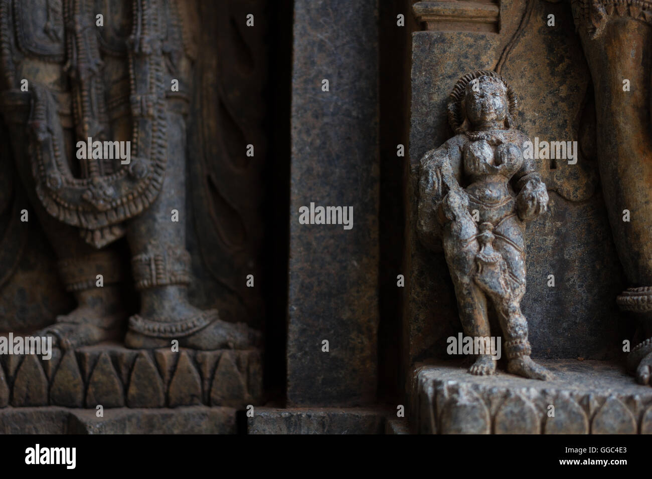 Stein-Skulptur von Frauen. Gesehen in Belur Chennakeshava-Tempel Stockfoto