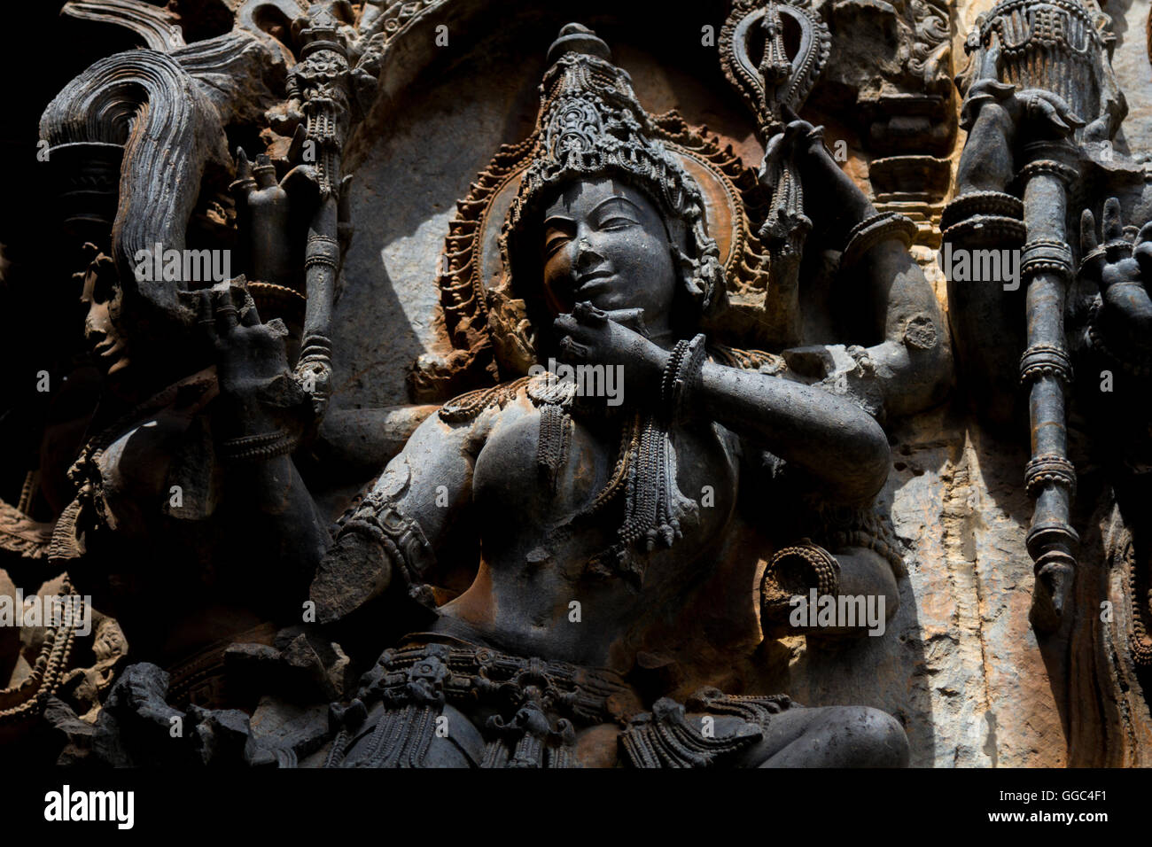 Abgerissen Beauty - jede Skulptur in den Wänden der Hoysaleswara Tempel ist einzigartig und wunderschön geschnitzt. Dorasamudra Indien Stockfoto