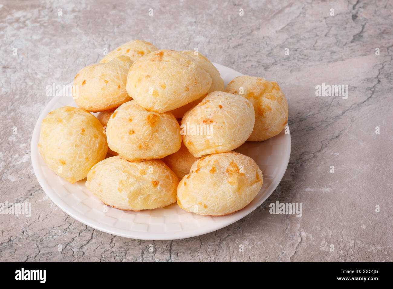 Brasilianischen Snack Käsebrot (Pao de Queijo) auf Platte auf Marmortisch. Selektiven Fokus Stockfoto