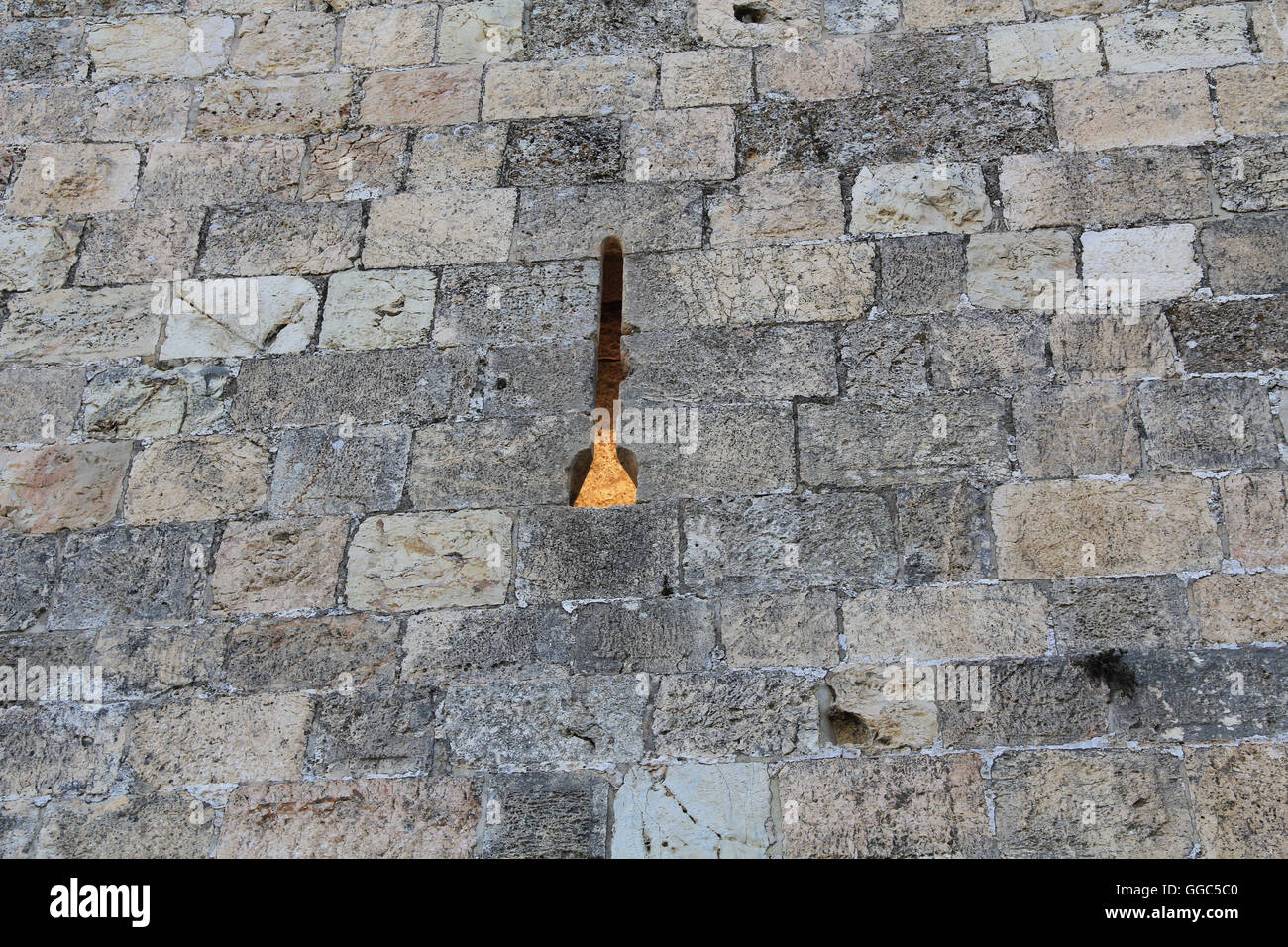 Eine mittelalterliche Burg Pfeil Schlitz in den historischen Mauern des alten Jerusalem, Israel. Stockfoto