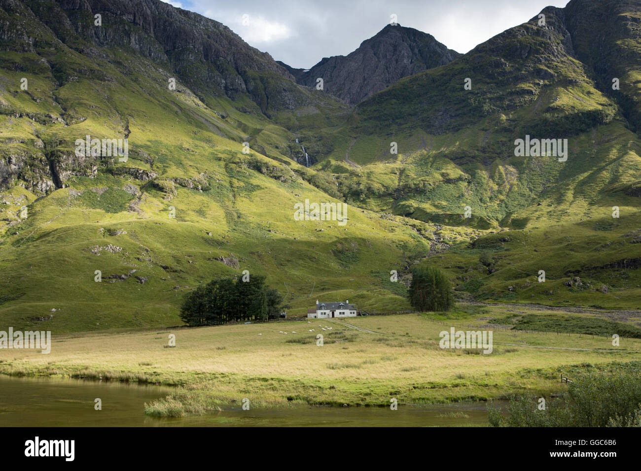 Geographie/Reisen, Großbritannien, Schottland, ein weißes Häuschen in den Bergen in Glencoe in die schottischen Highlands, Additional-Rights - Clearance-Info - Not-Available Stockfoto