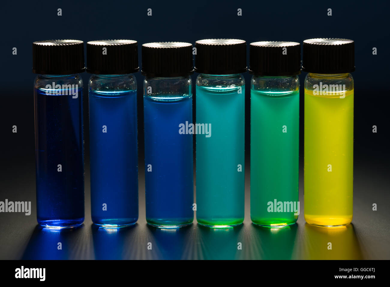 Multi-farbigen Flüssigkeit in dem Fläschchen Stockfoto