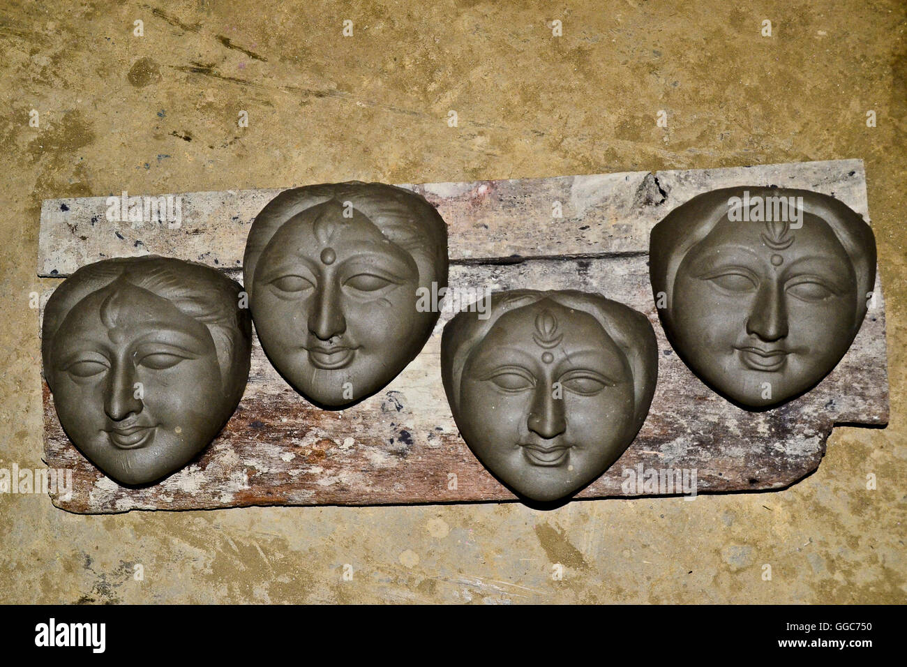 Künstler hält die Gesichter der Göttin Durga gemacht von clay Stockfoto