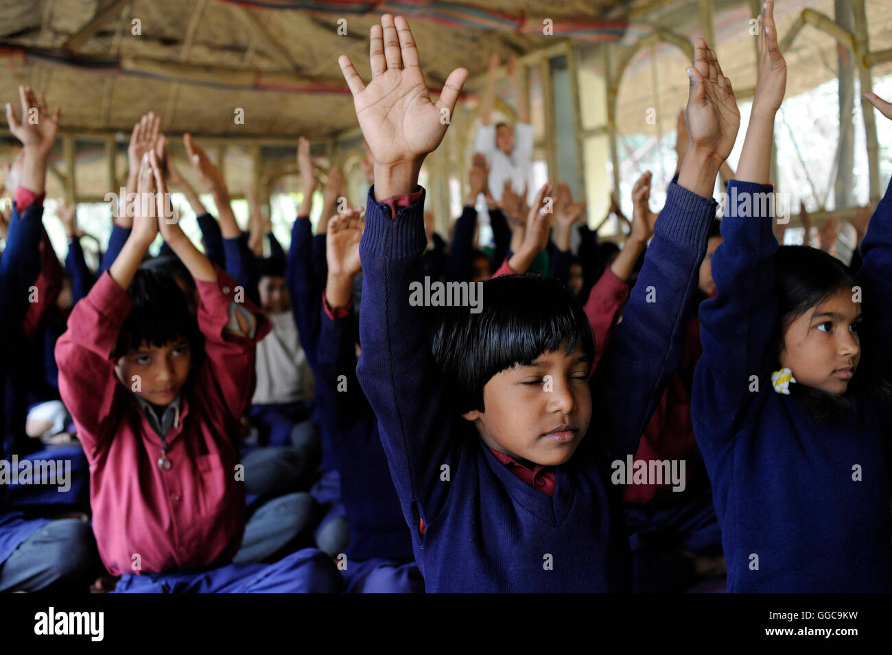 Yoga @ Ramana Seva Samiti - Heim- und primäre Kinderschule bildete sich in Rishikesh, Indien Stockfoto