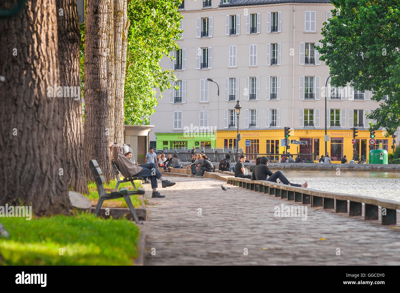 Paris Canal Saint Martin, entspannen Sie sich an einem Frühlingsabend am Ufer des Canal Saint-Martin im Zentrum von Paris, Frankreich. Stockfoto