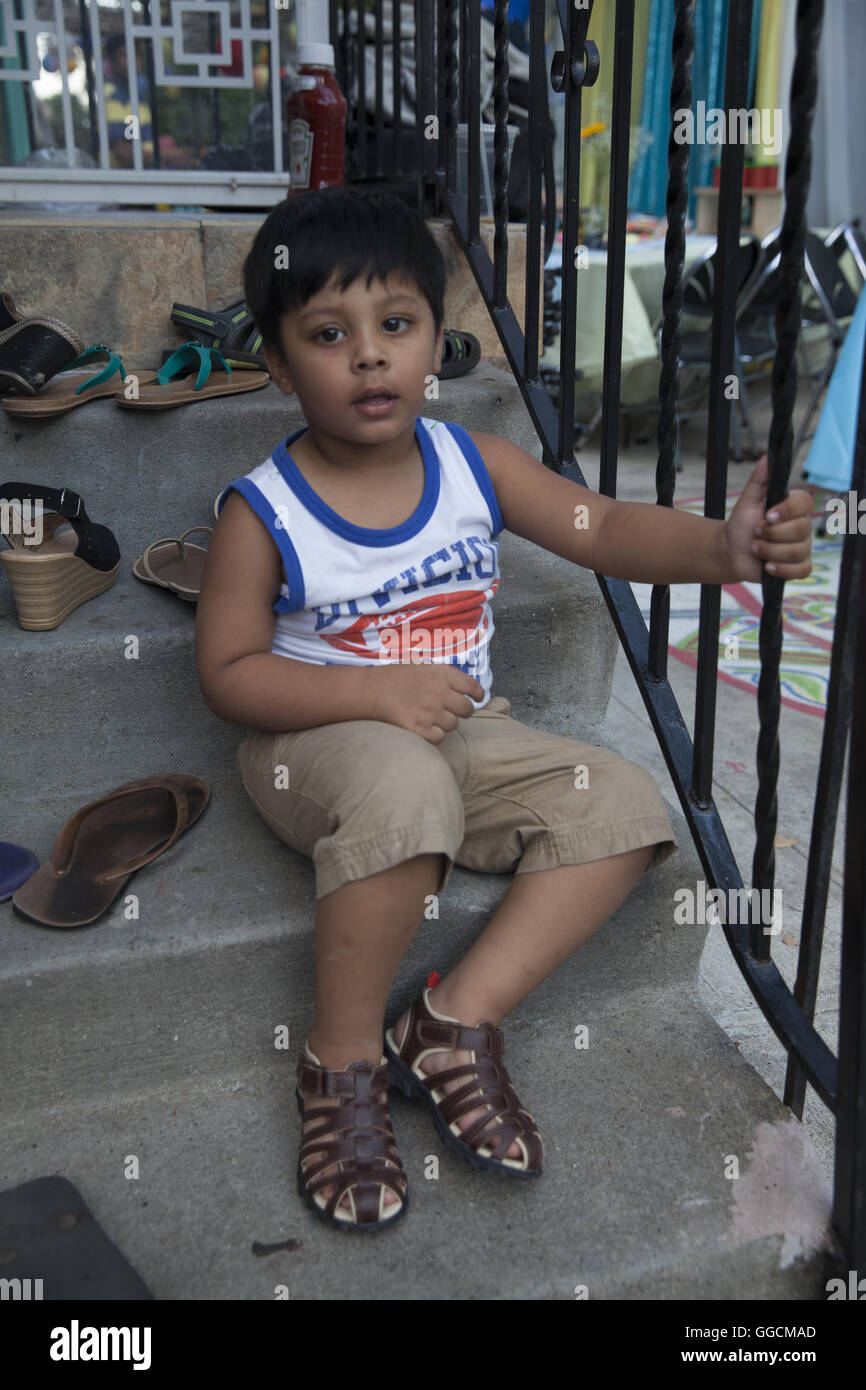 3 jährige Bangladeshi American Boy an seinem dritten Geburtstag in Brooklyn, New York Stockfoto