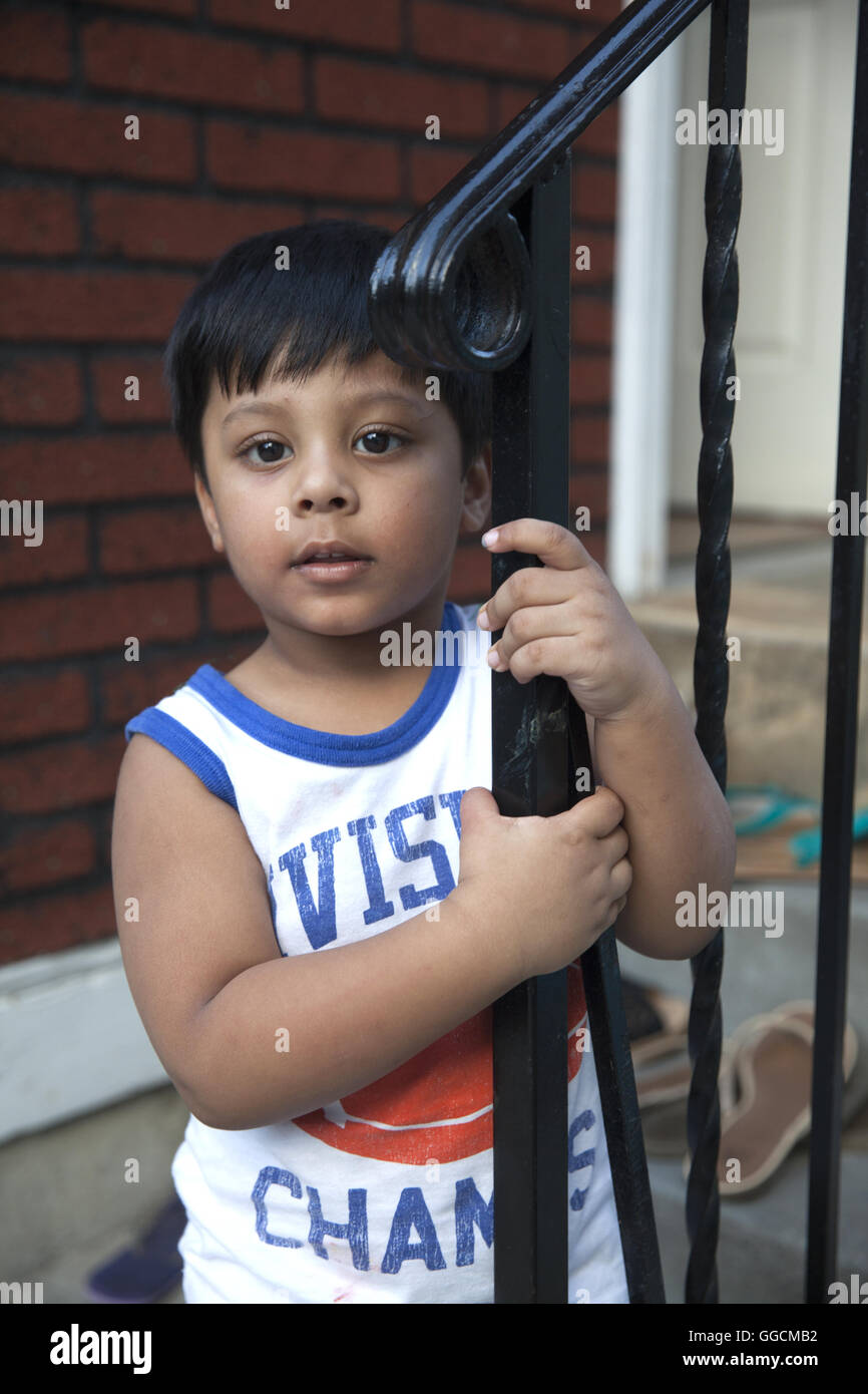 3 jährige Bangladeshi American Boy an seinem dritten Geburtstag in Brooklyn, New York Stockfoto
