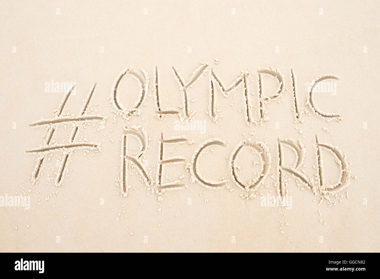 RIO DE JANEIRO - 4. April 2016: Handschriftliche Hashtag Olympischen Rekord social Media-Nachricht handschriftlich in sauberen Text auf weichen sand Stockfoto