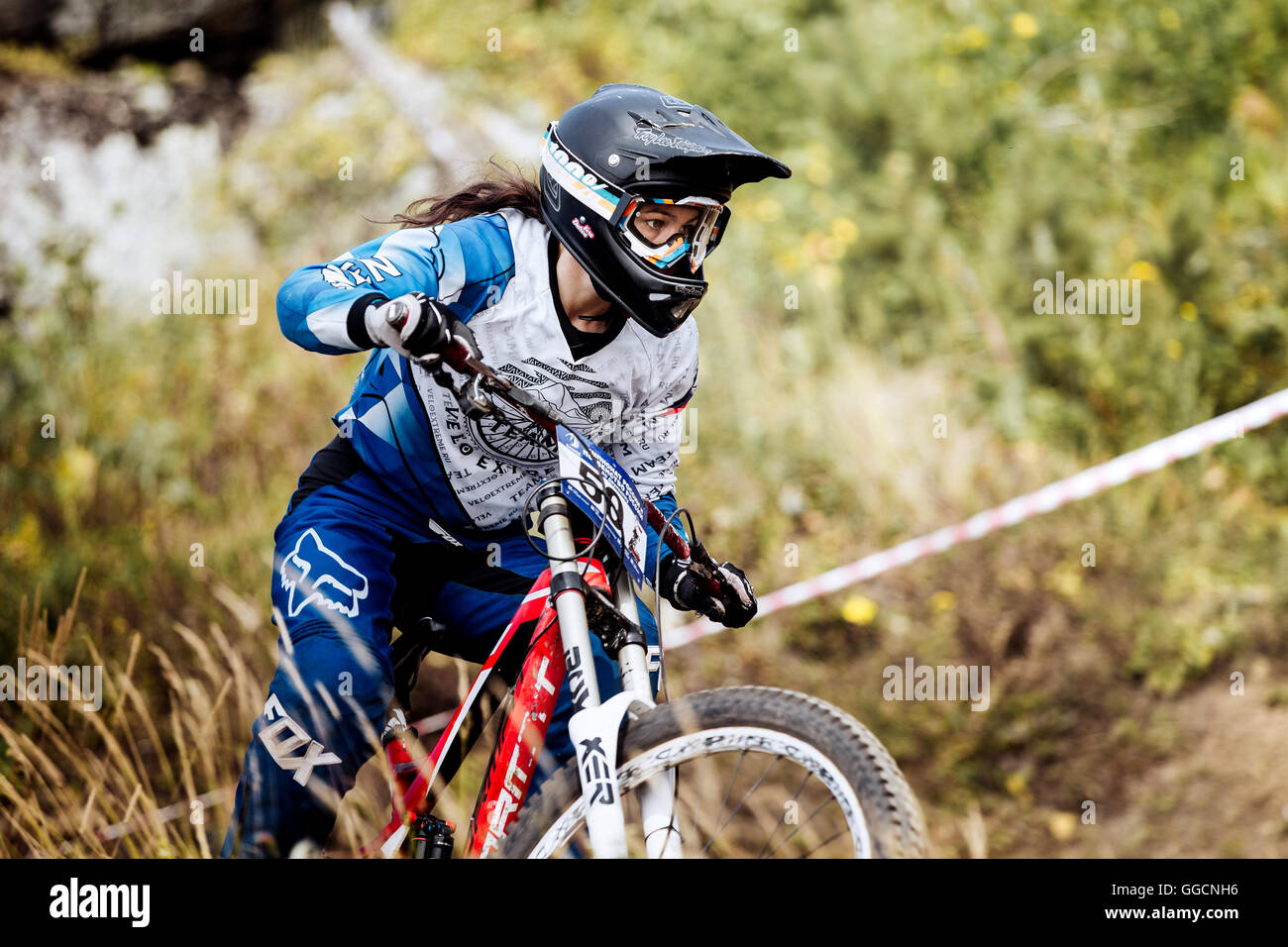 Nahaufnahme des weiblichen extreme Racer Fahrrad während nationale Meisterschaft Abfahrt Stockfoto