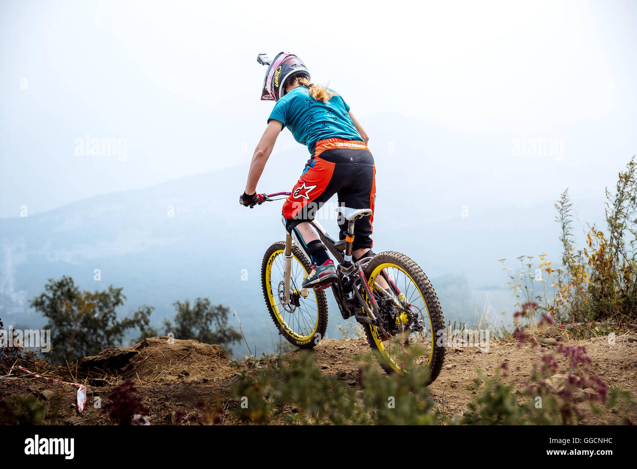 Mädchen Extremsportler auf Fahrrad am Gipfel des Berges während der Meisterschaft Abfahrt Stockfoto