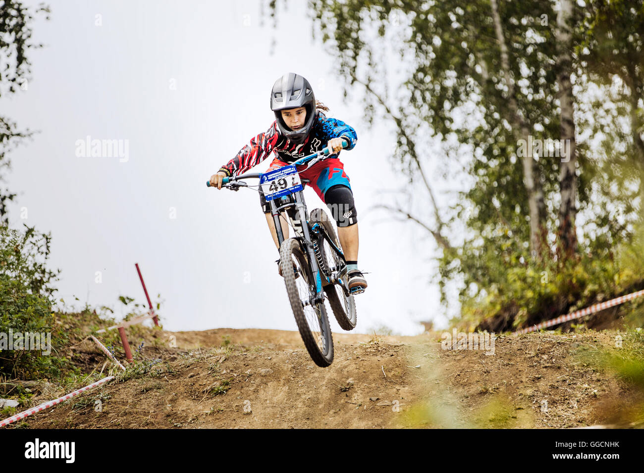 Während nationale Meisterschaft Abfahrt über Mädchen Extremsportler Mountainbike springen Stockfoto