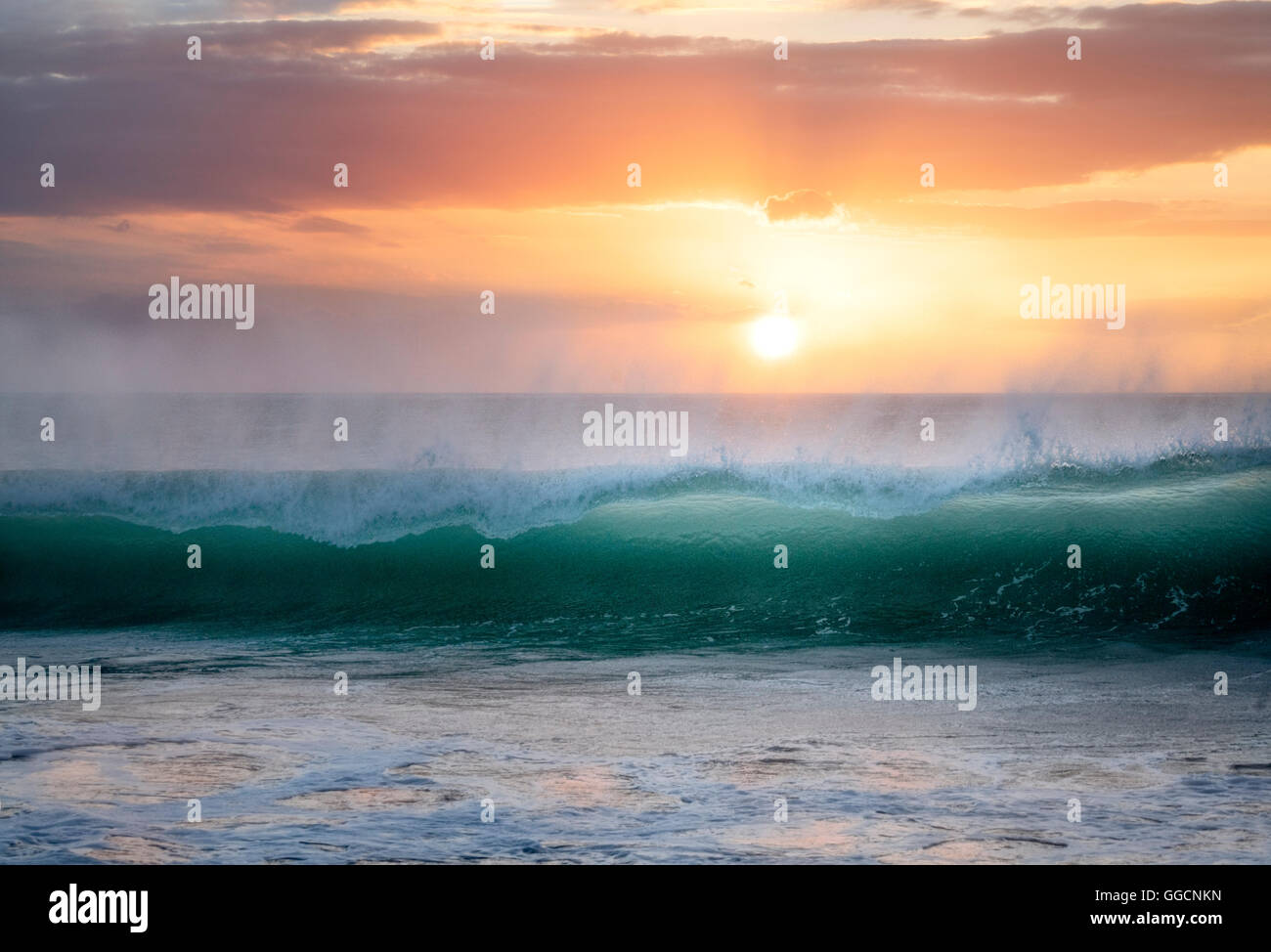 Sonnenuntergang und Wellen am Hapuna Beach. Hawaiis Big Island Stockfoto