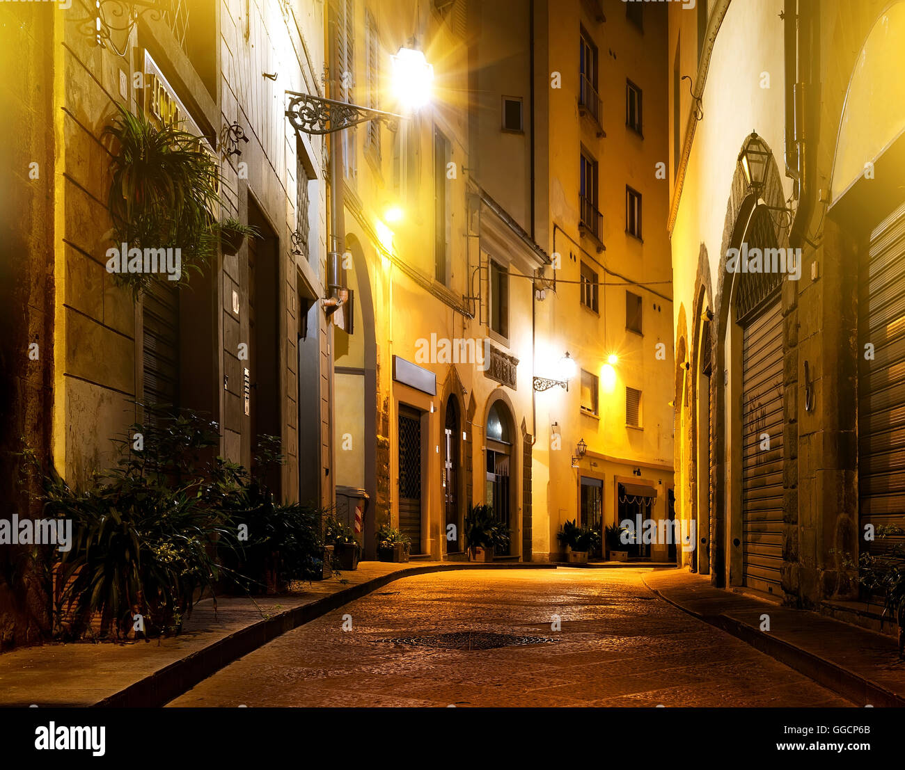 Kleine schöne Straße von Florenz in der Nacht Stockfoto
