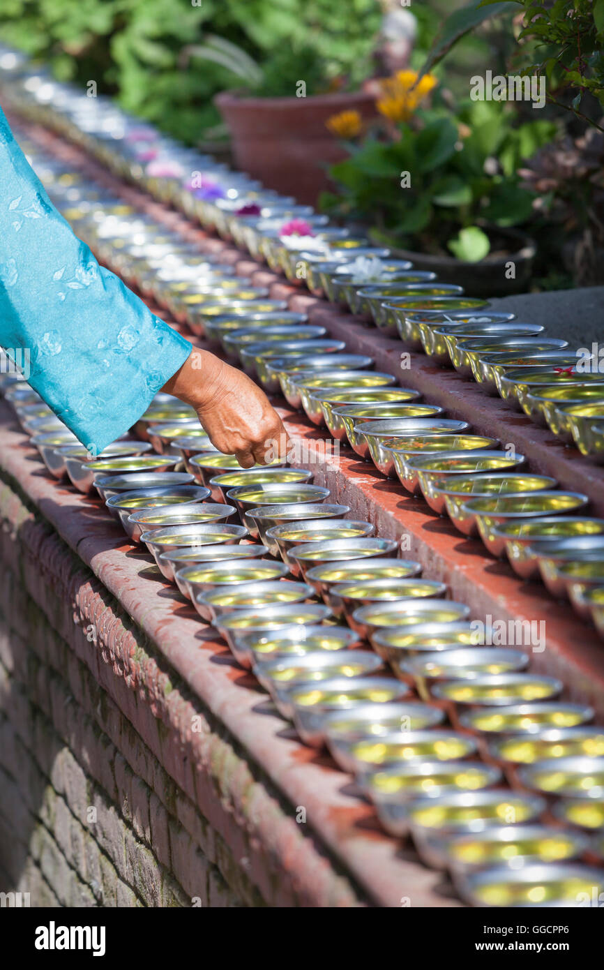 Schalen mit Safran Wasser und Blumen im Boudhadhnath Tempel in Kathmandu, Nepal Stockfoto