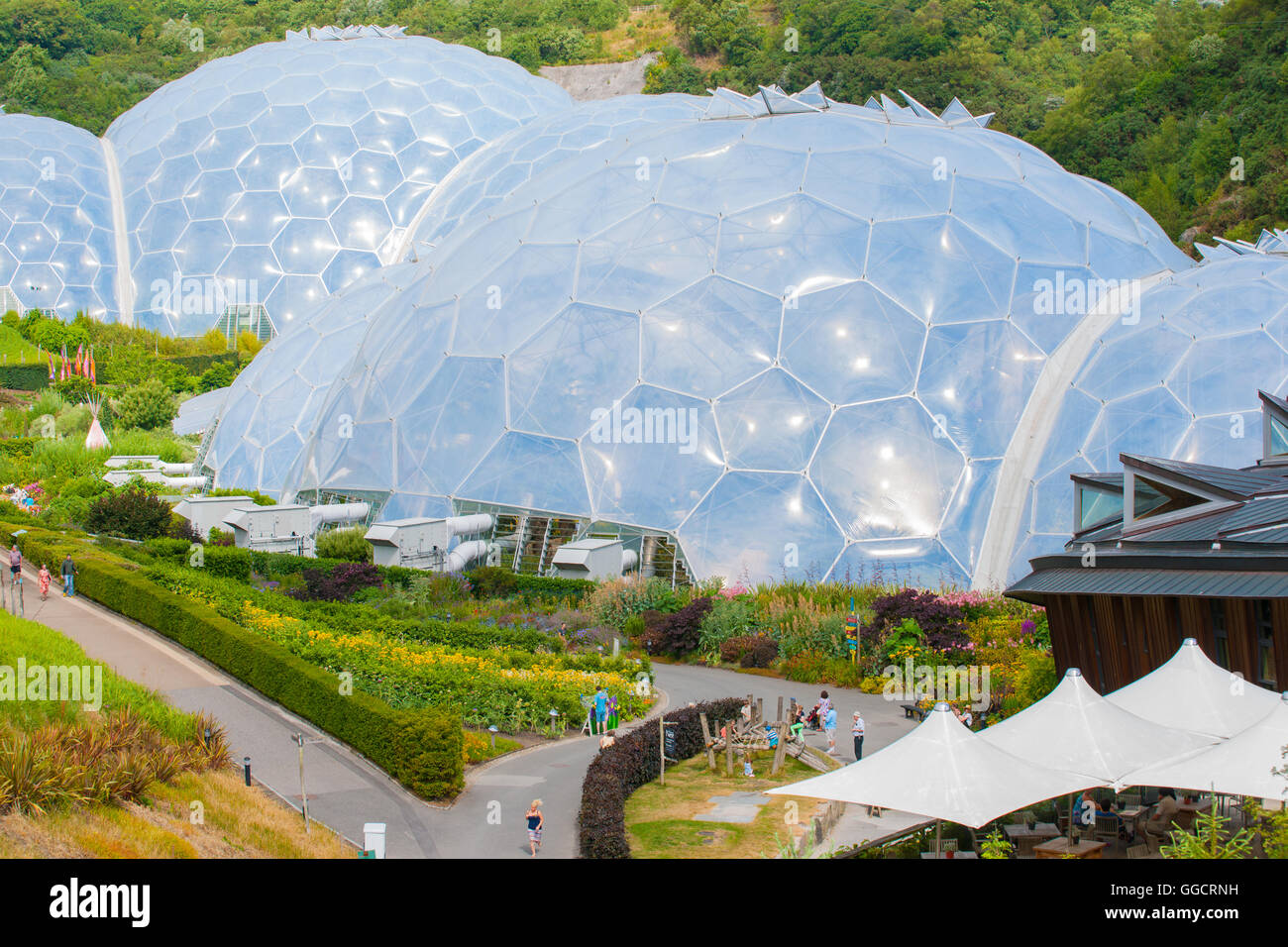 Eden Project weißen geodätische Biom Kuppeln umgeben von Gärten ist touristische Attraktion und Pflanze Forschung und Umwelt Stockfoto