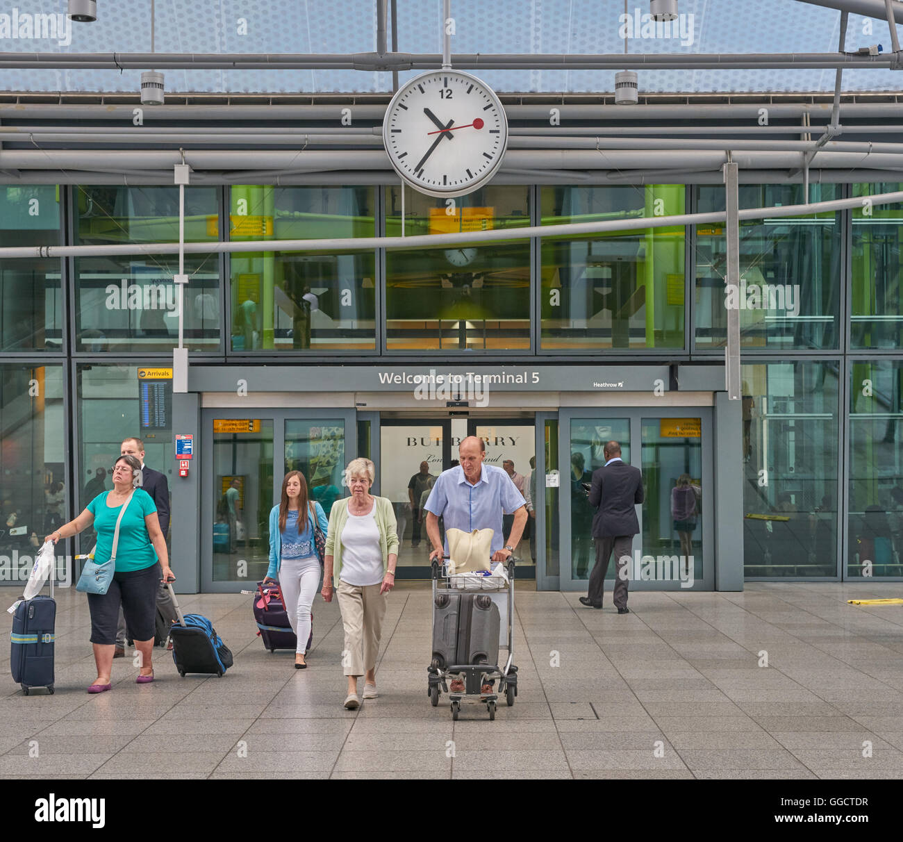 Terminal 5 Heathrow Flughafen Passagiere verlassen terminal Stockfoto