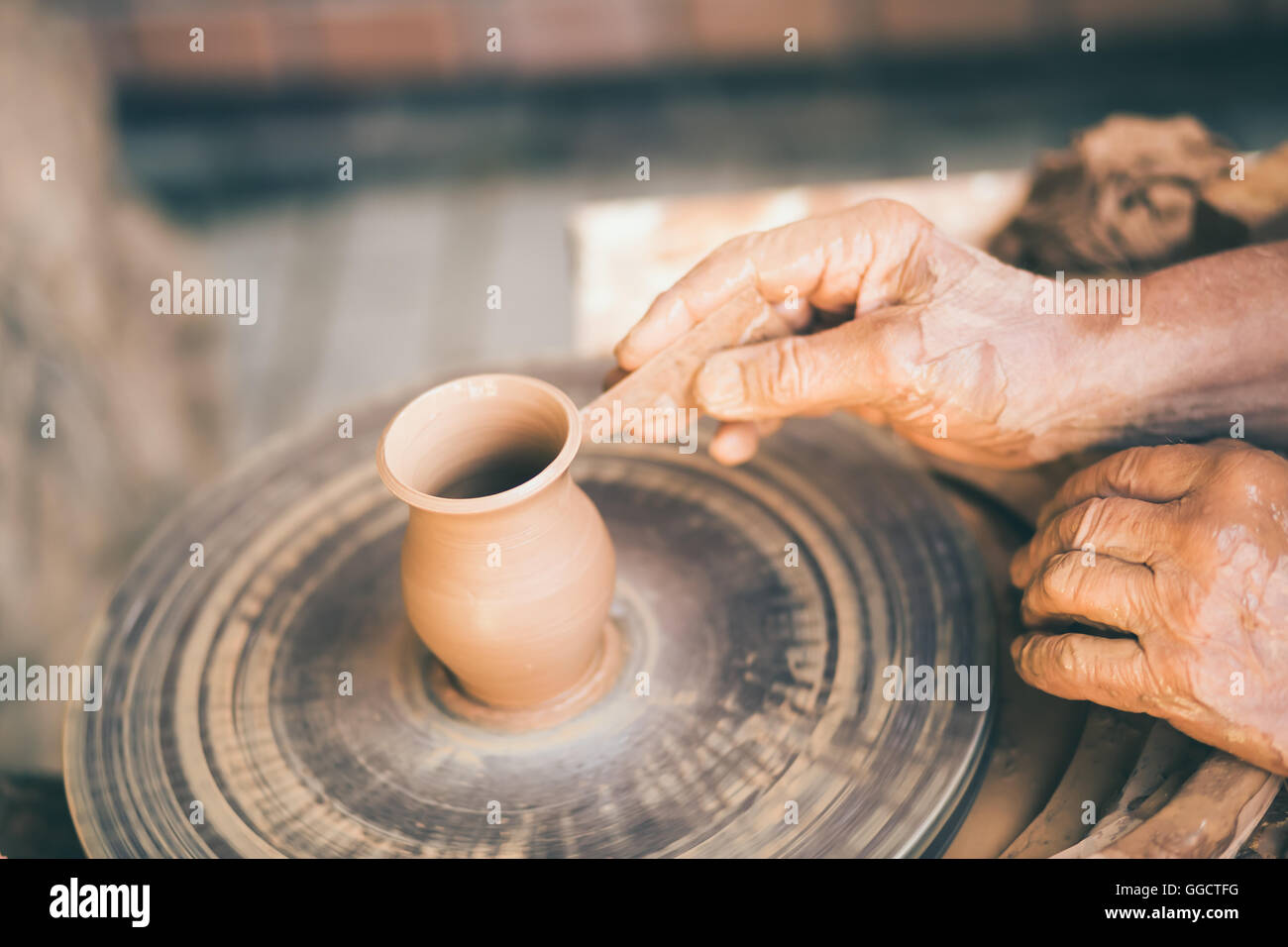 Potter formt einen Tontopf Stockfoto
