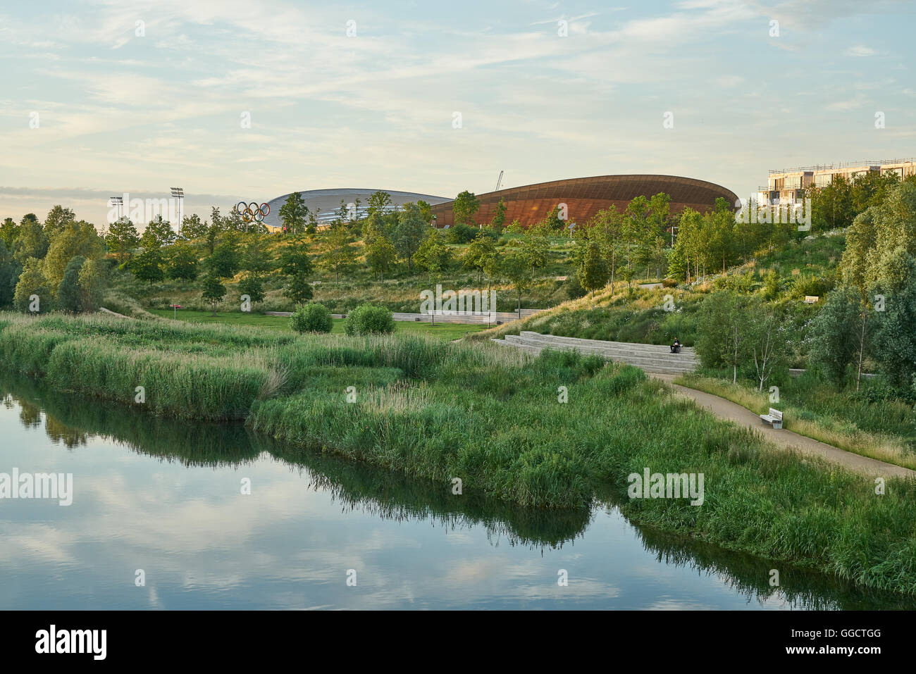 2012 Olympische Park.  Fluß Lea und Velodrom Stockfoto