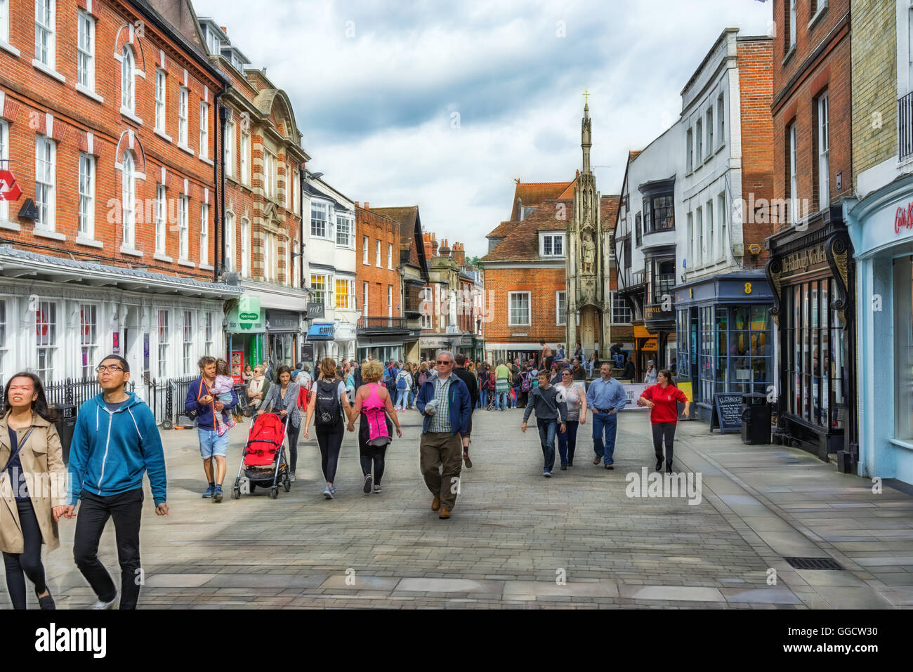 Winchester High Street am Tag ein arbeitsreiches Wochenende Stockfoto