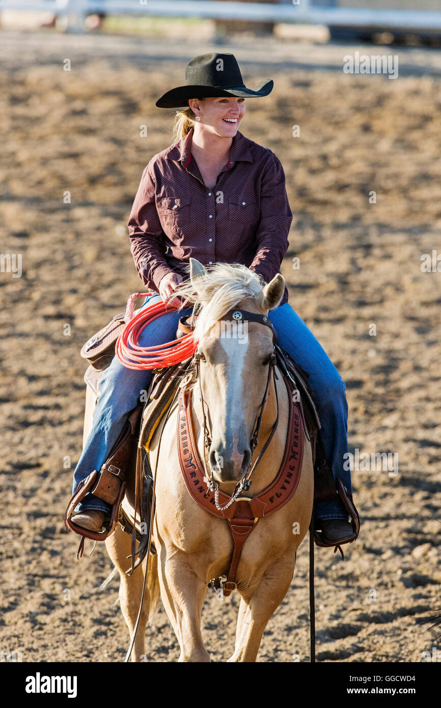 Cowgirl auf dem Rücken der Pferde; Chaffee County Fair & Rodeo, Salida, Colorado, USA Stockfoto
