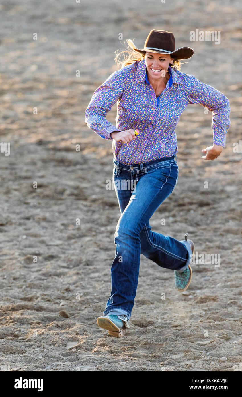 Cowgirl im Team roping & branding Wettbewerb laufen; Chaffee County Fair & Rodeo, Salida, Colorado, USA Stockfoto