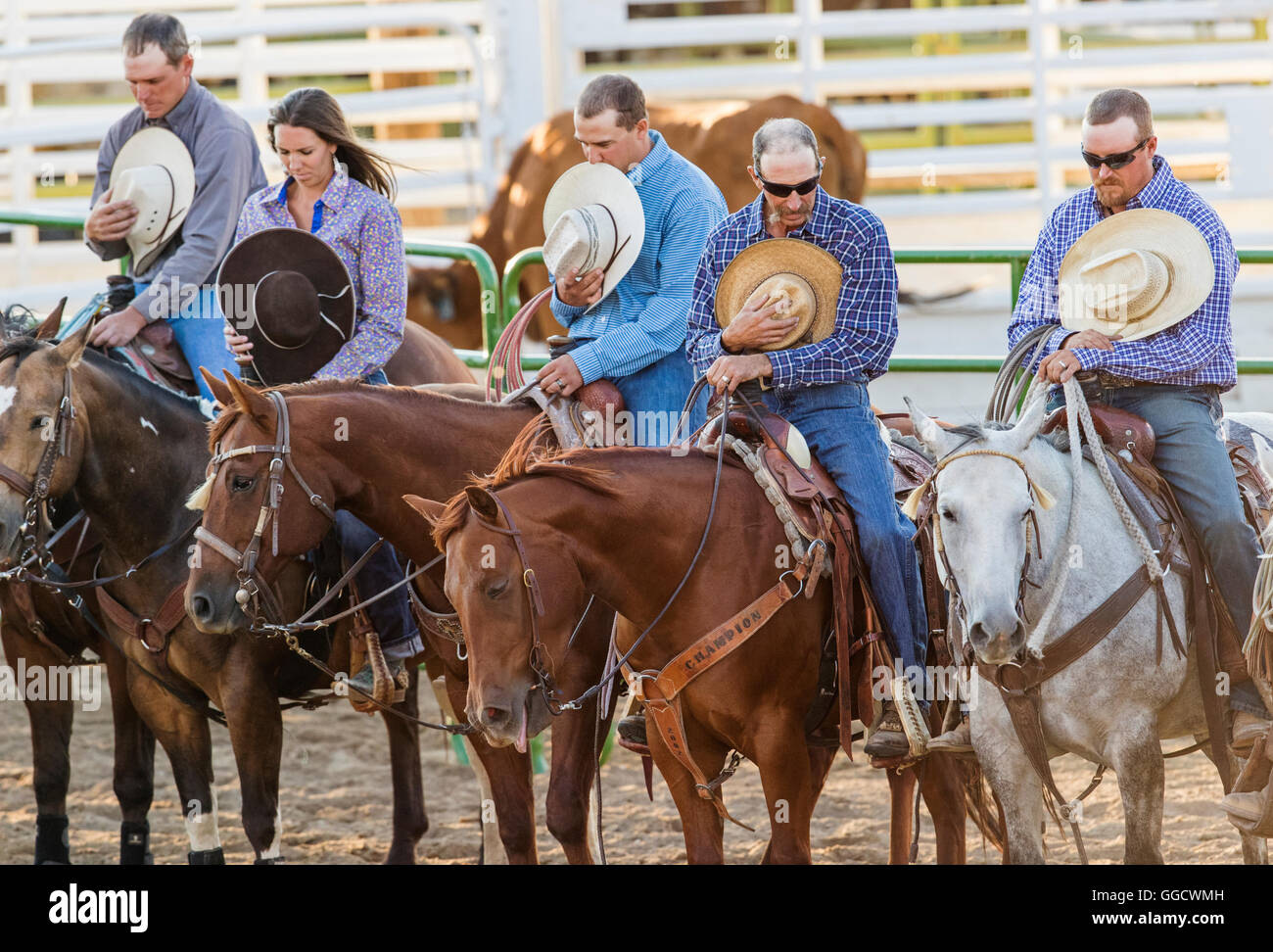 Cowboys & Cowgirls mit Hüten während Gebet entfernt; Chaffee County Fair & Rodeo, Salida, Colorado, USA Stockfoto