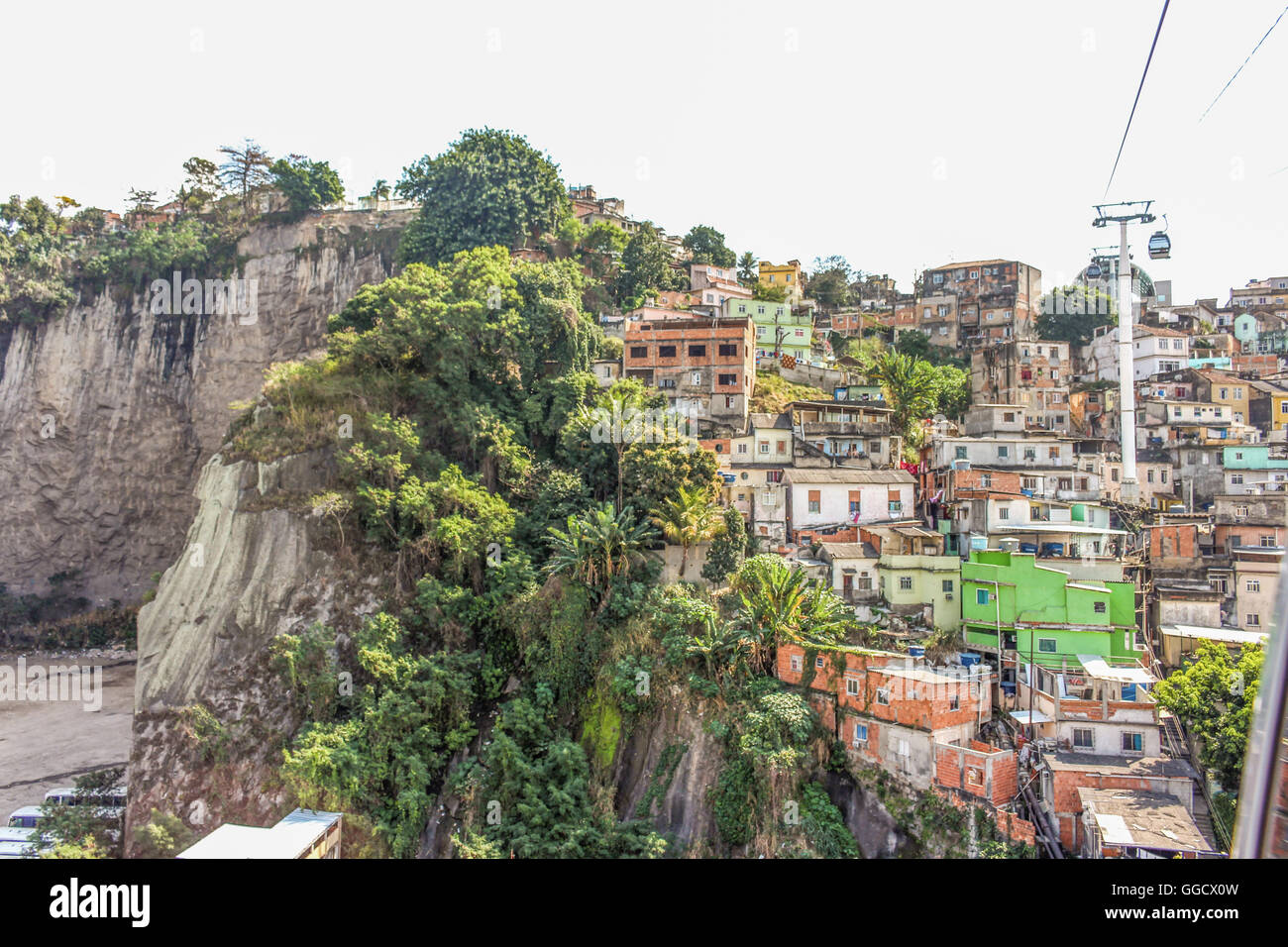 Brasilien, Rio De Janeiro, Fahrt mit der Seilbahn mit Blick auf den Favelas in Rio De Janeiro (Estação Gamboa) Stockfoto