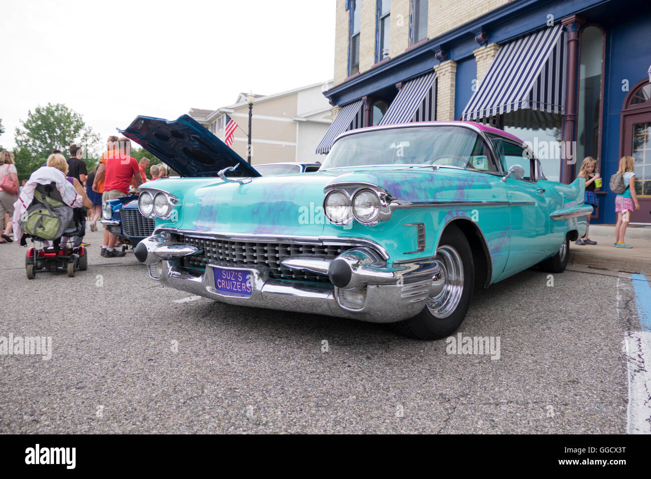 1958 Cadillac in eine Bildfläche nach 2016 jährliche Cruz In Parade durch Whitehall und Montague, Michigan geparkt. Stockfoto