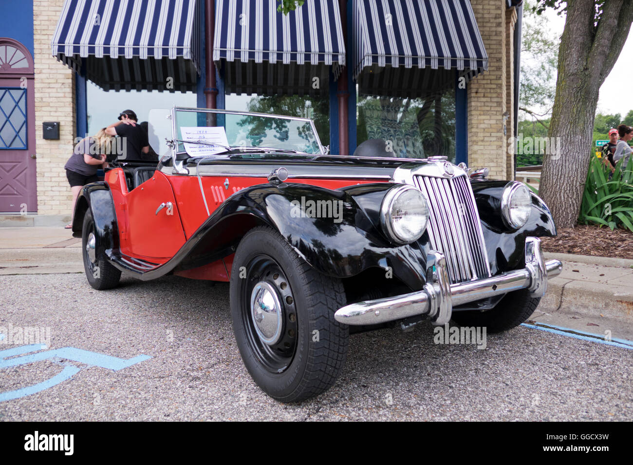 1954 MG Roadster geparkt im Anzeigebereich nach 2016 jährliche Cruz In Parade durch Whitehall und Montague, Michigan. Stockfoto