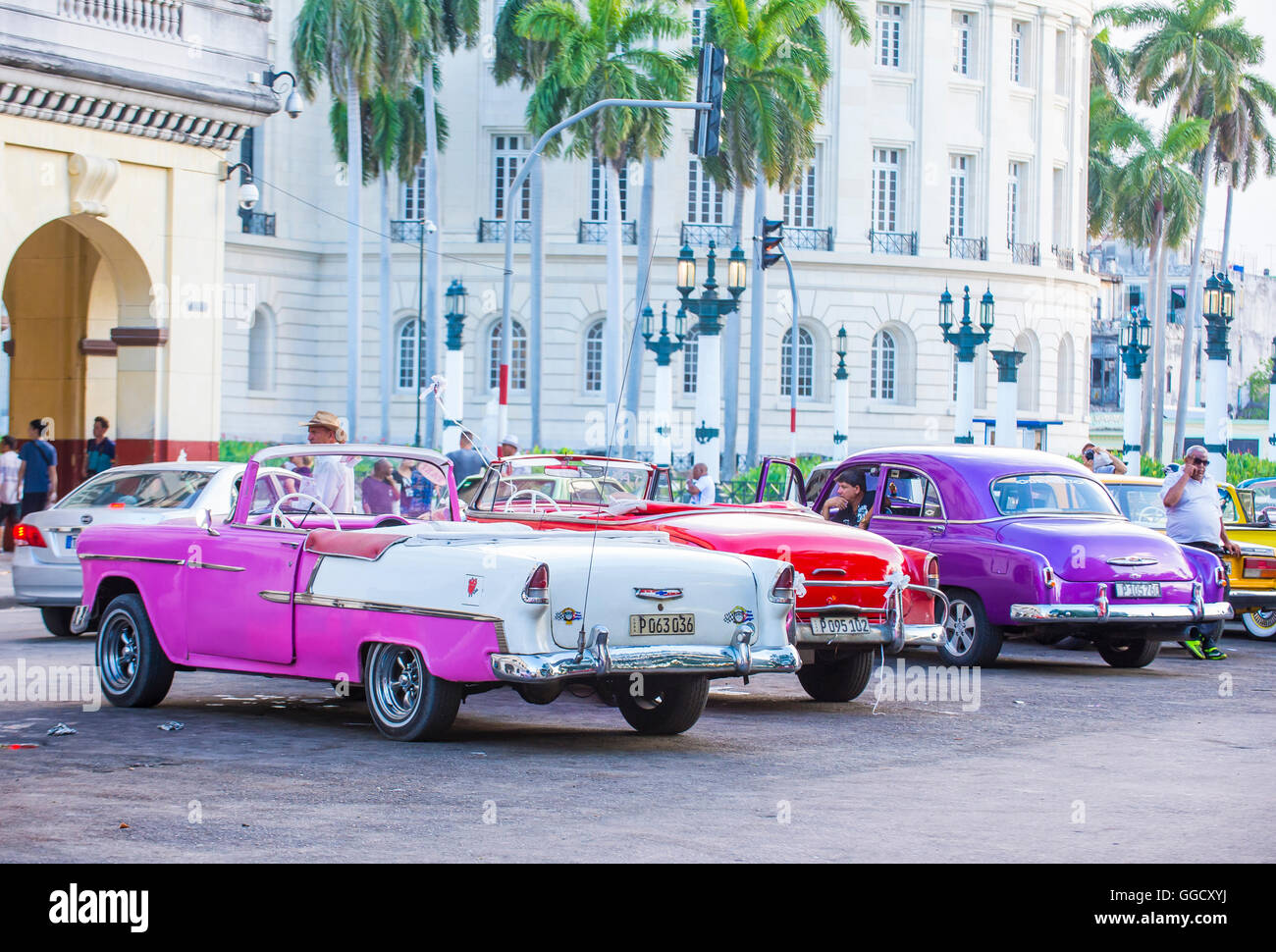 Alte amerikanische Oldtimer auf einer der Straßen von Havanna Stockfoto