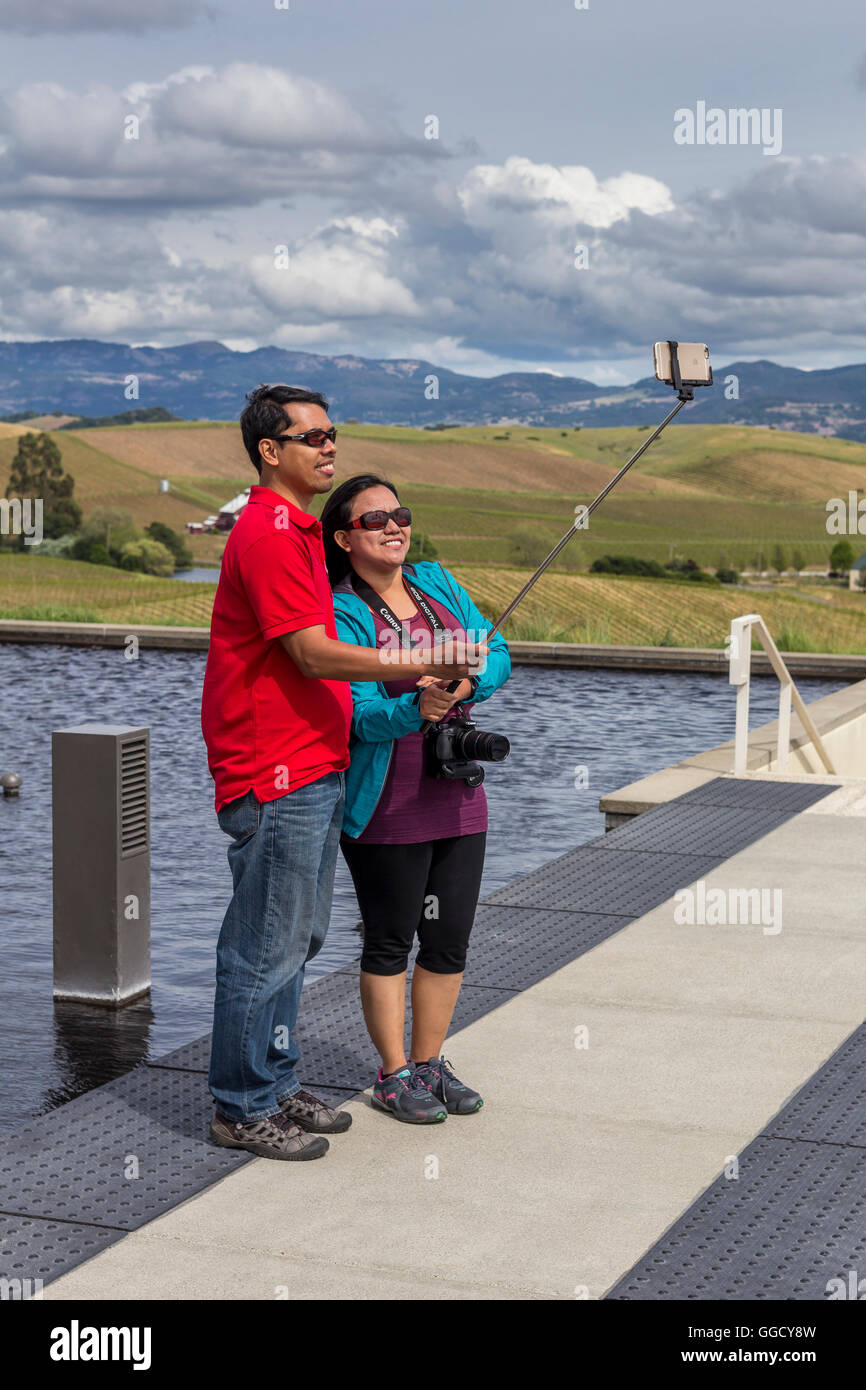 Touristen, paar, posieren für Selfie Foto, wobei Selfie, Selfie Foto, Artesa Weinberge und Weinkeller, Carneros Region, Napa Valley, Kalifornien Stockfoto