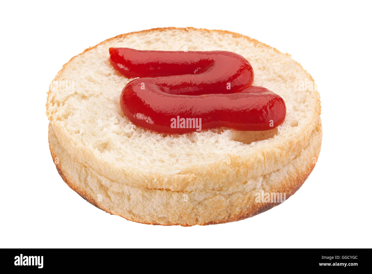 Burger-Brötchen mit Ketchup isoliert auf weiss Stockfoto